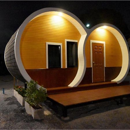 Tiny Hut Resort Бангкок Экстерьер фото