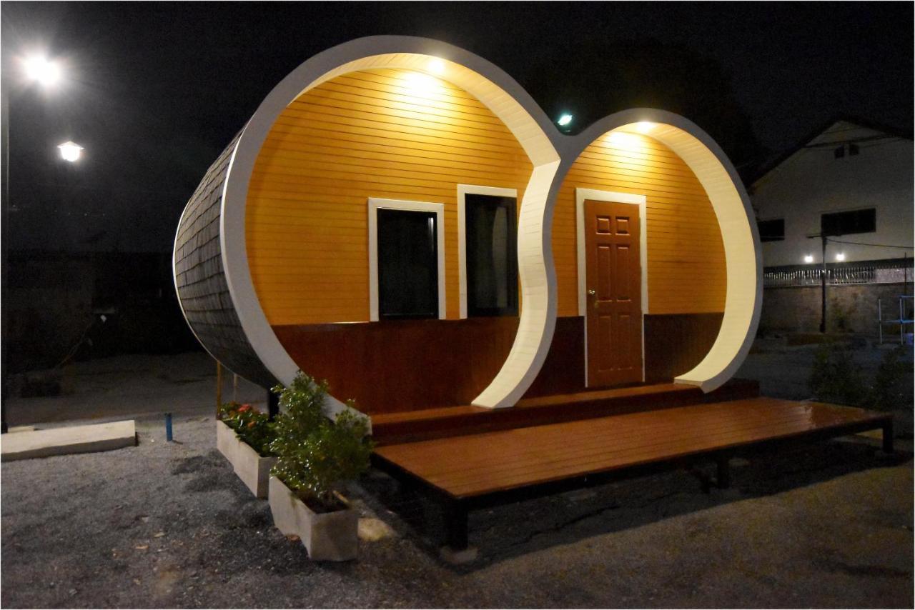 Tiny Hut Resort Бангкок Экстерьер фото