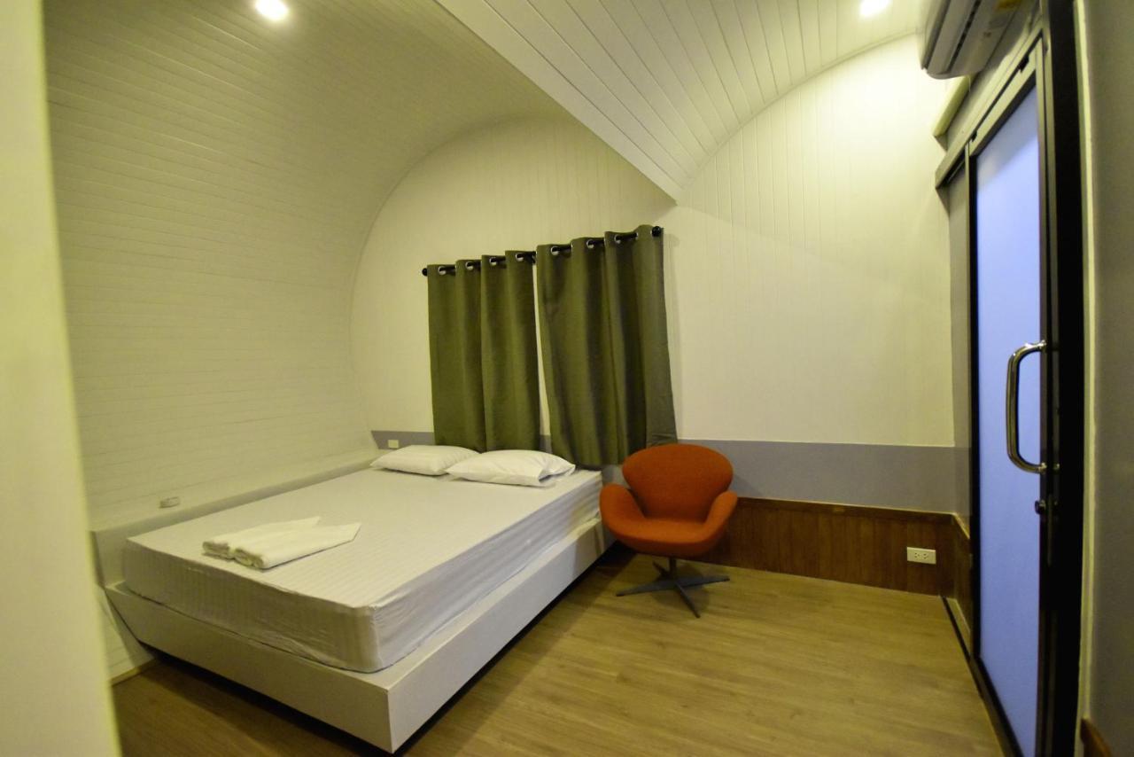Tiny Hut Resort Бангкок Экстерьер фото