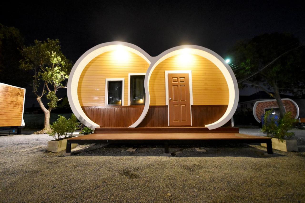 Tiny Hut Resort Бангкок Экстерьер фото